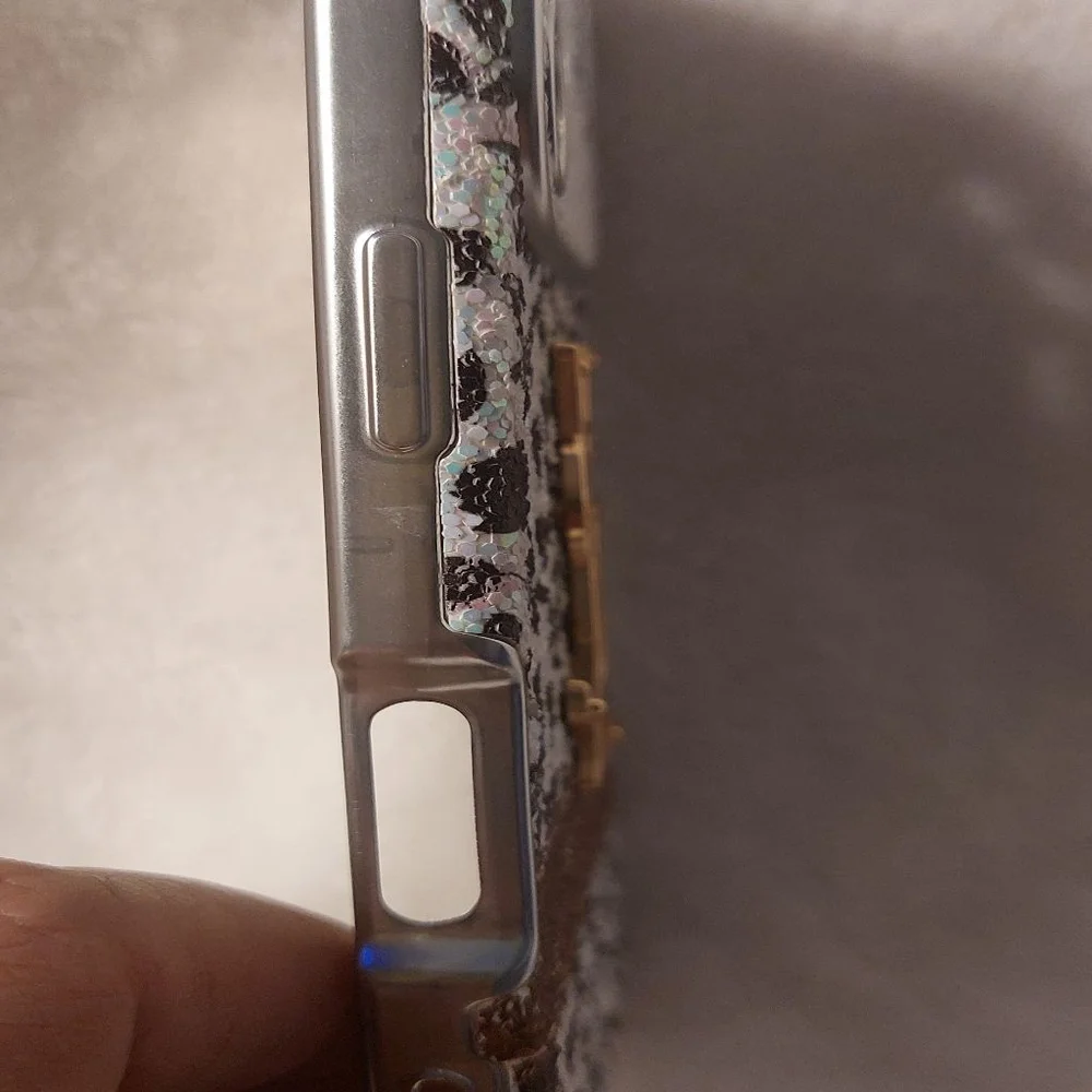 This didn' fit my phone. Maybe Iphone 17? White Floral Glitter Phone Case